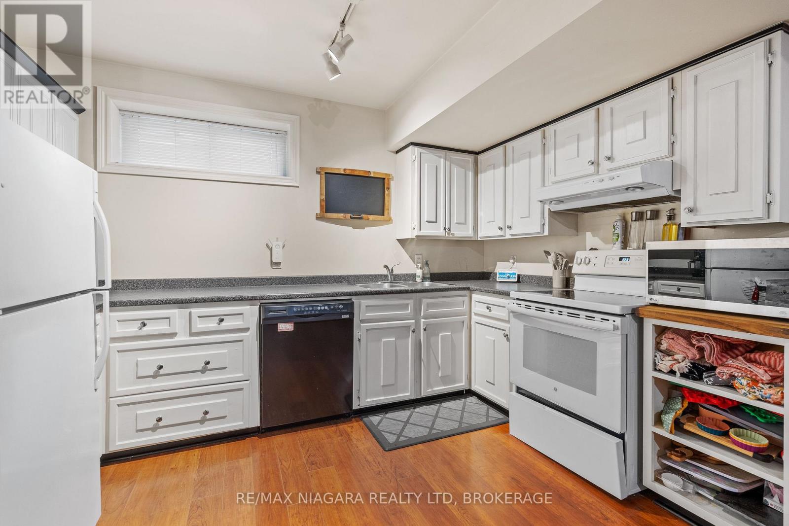 5671 Highland Avenue, Niagara Falls: Lower level kitchen