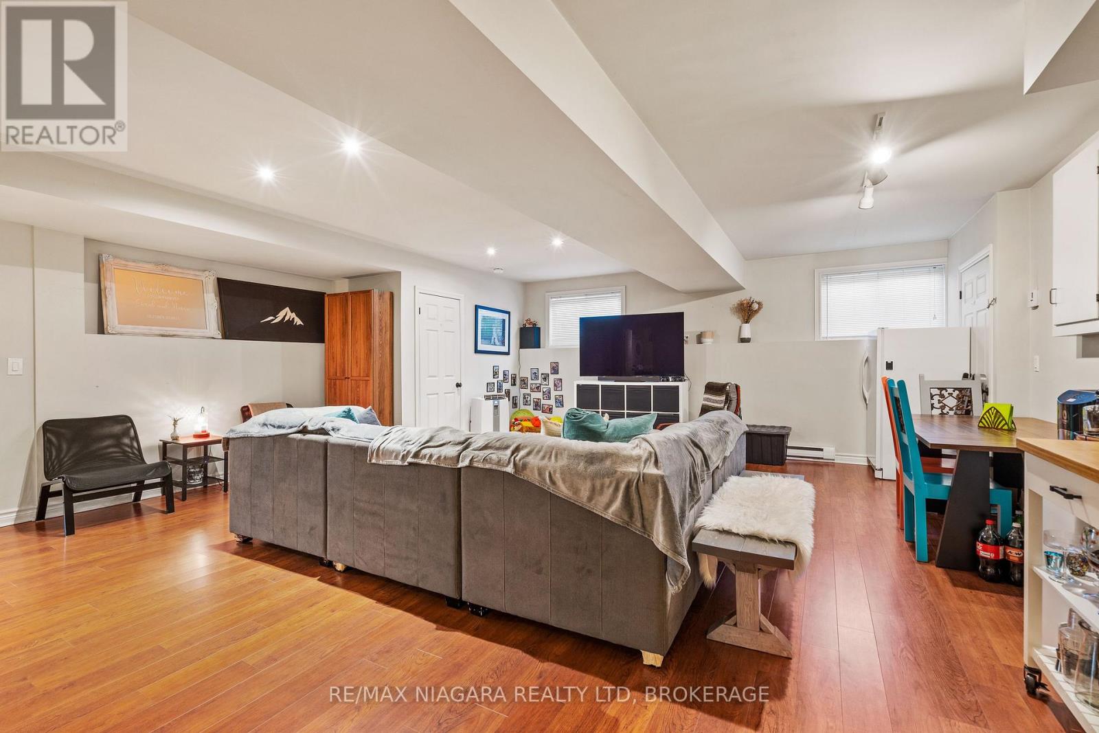 5671 Highland Avenue, Niagara Falls: Lower level living room