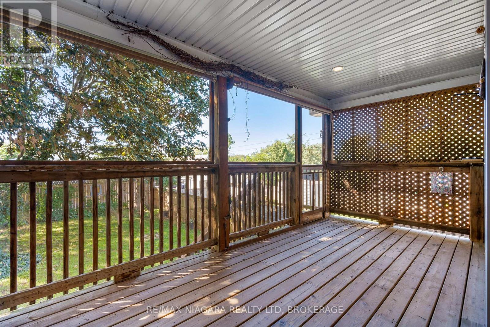 5671 Highland Avenue, Niagara Falls: Covered deck