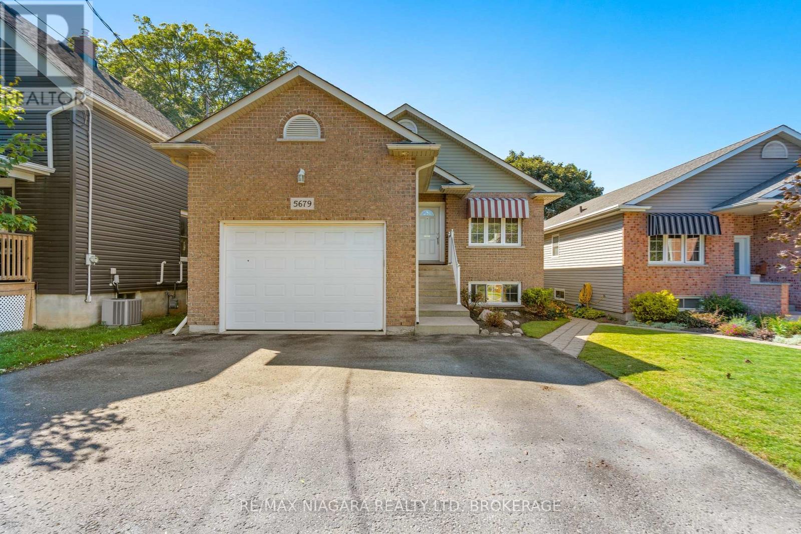 5679 Highland Avenue, Niagara Falls: Front exterior