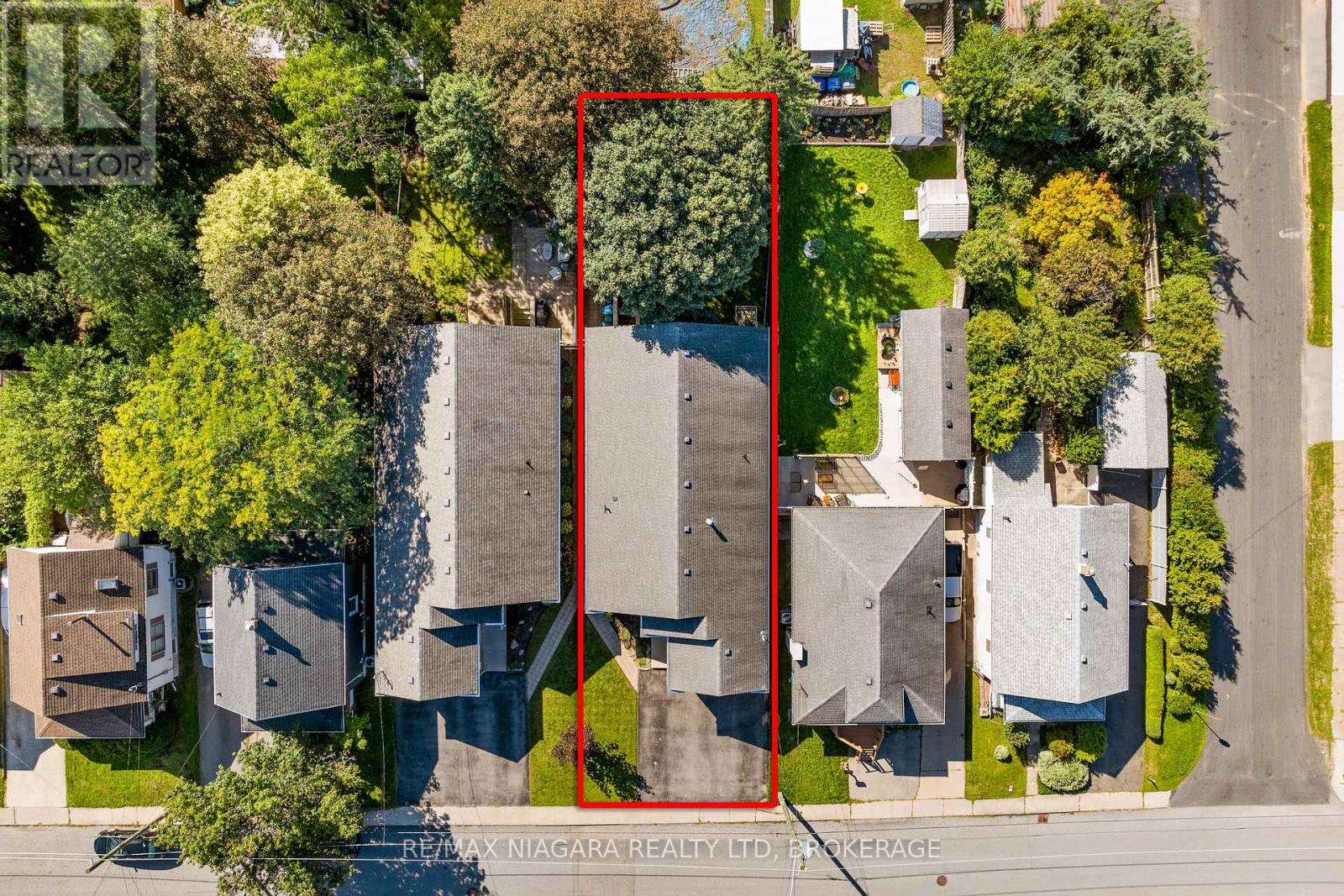 5671 Highland Avenue, Niagara Falls: Aerial view of the lot