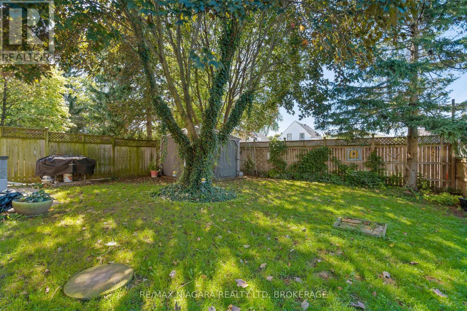 5671 Highland Avenue, Niagara Falls: Fenced backyard