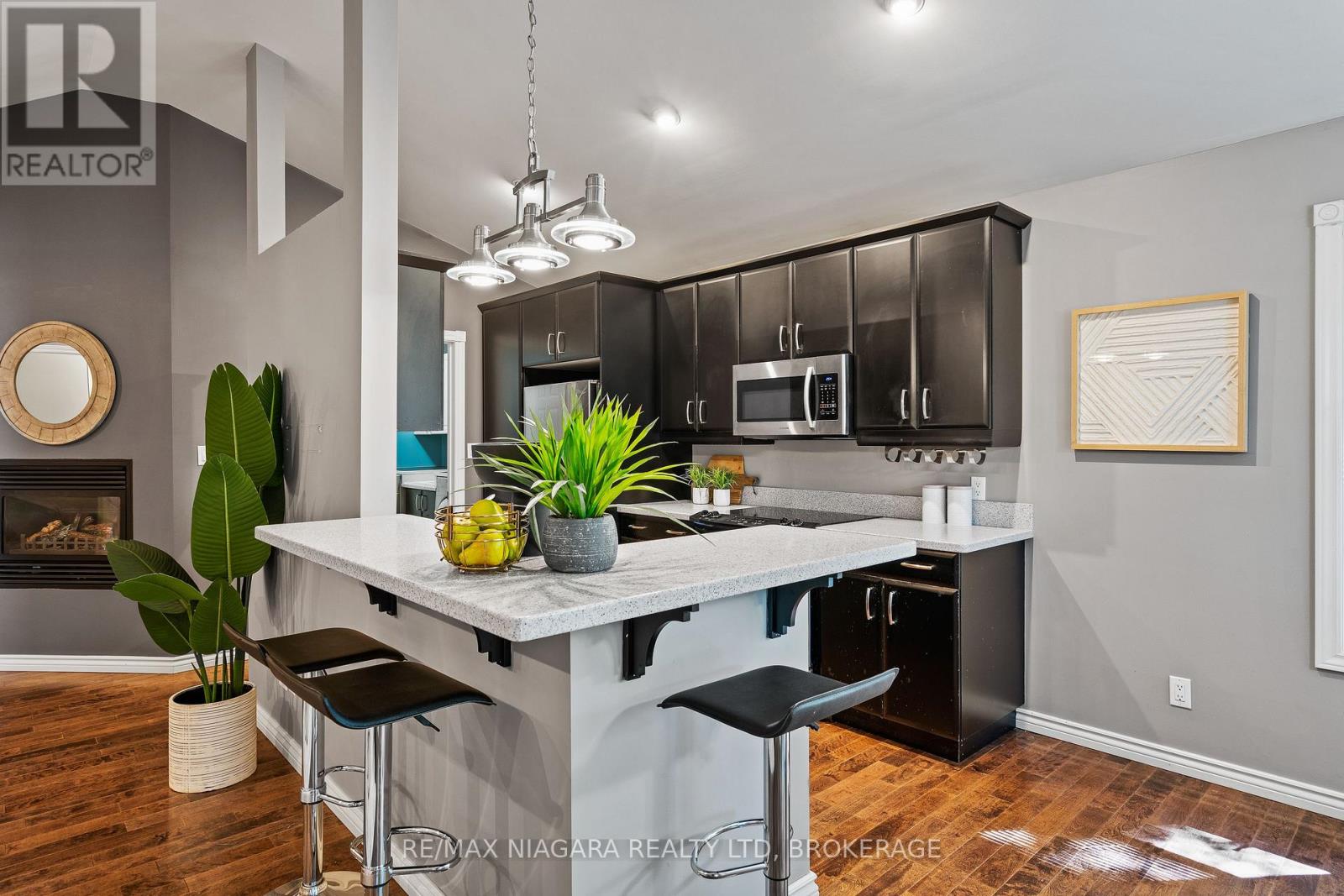 5679 Highland Avenue, Niagara Falls: Kitchen with breakfast bar