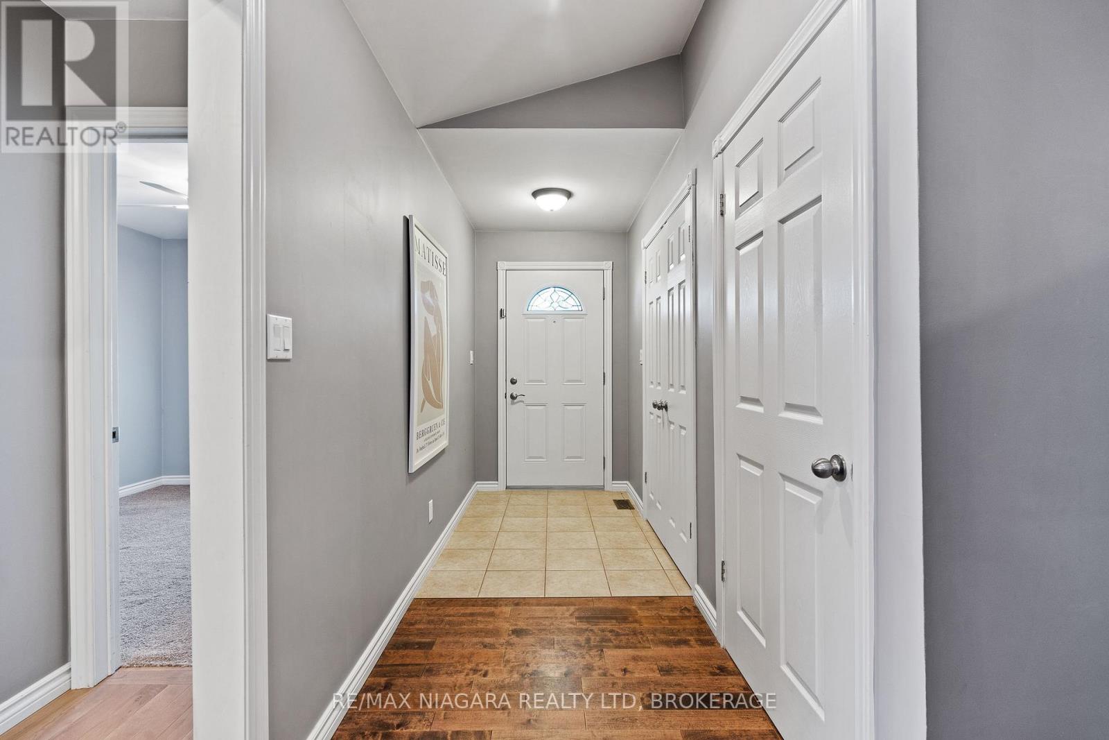 5679 Highland Avenue, Niagara Falls: Front entry hallway