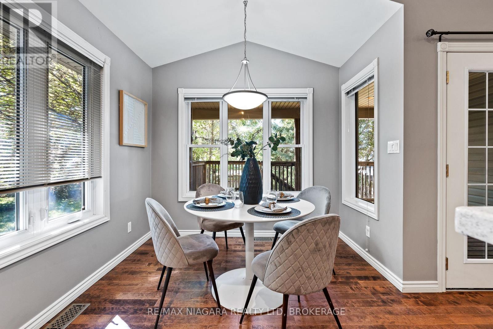 5679 Highland Avenue, Niagara Falls: Eat-in dining area