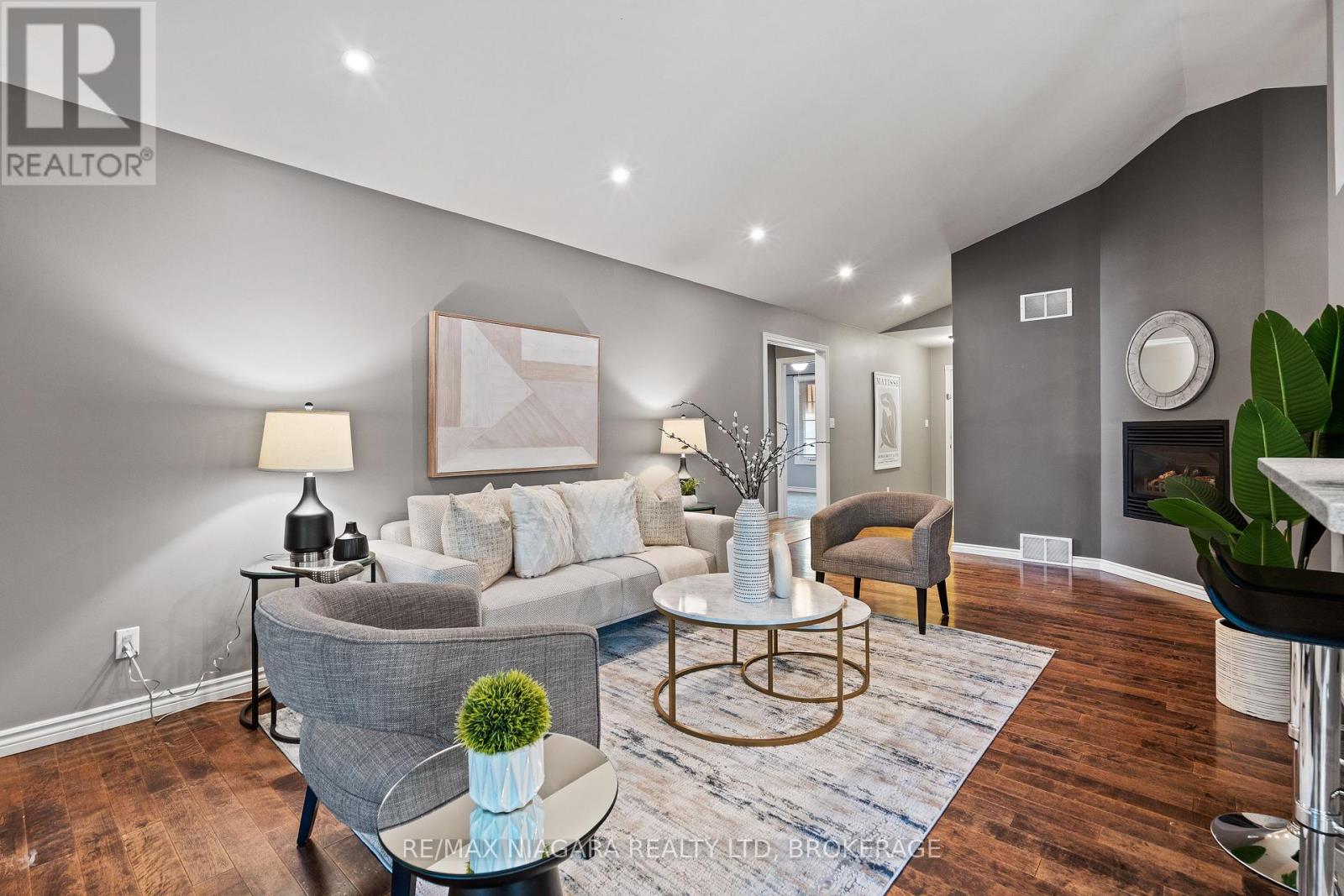 5679 Highland Avenue, Niagara Falls: Living room