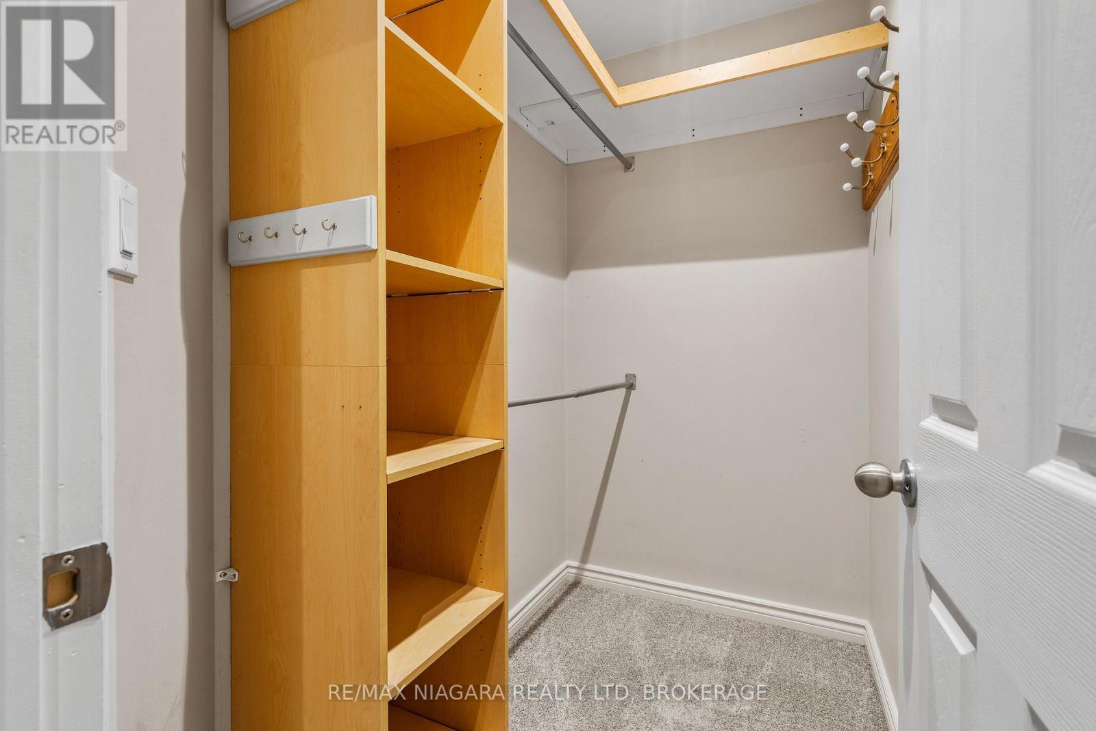 5679 Highland Avenue, Niagara Falls: Walk-in closet