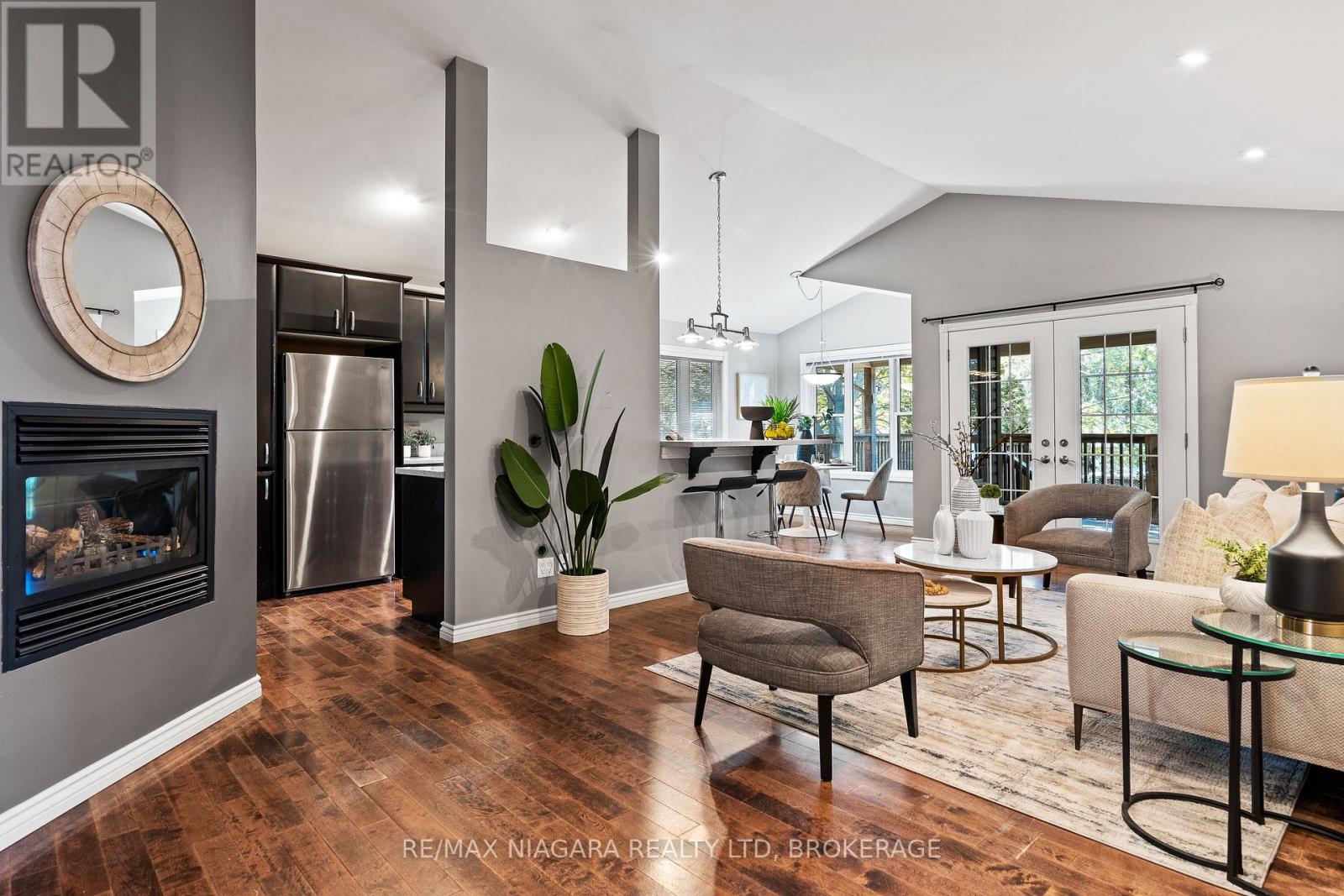5679 Highland Avenue, Niagara Falls: Living room with gas fireplace