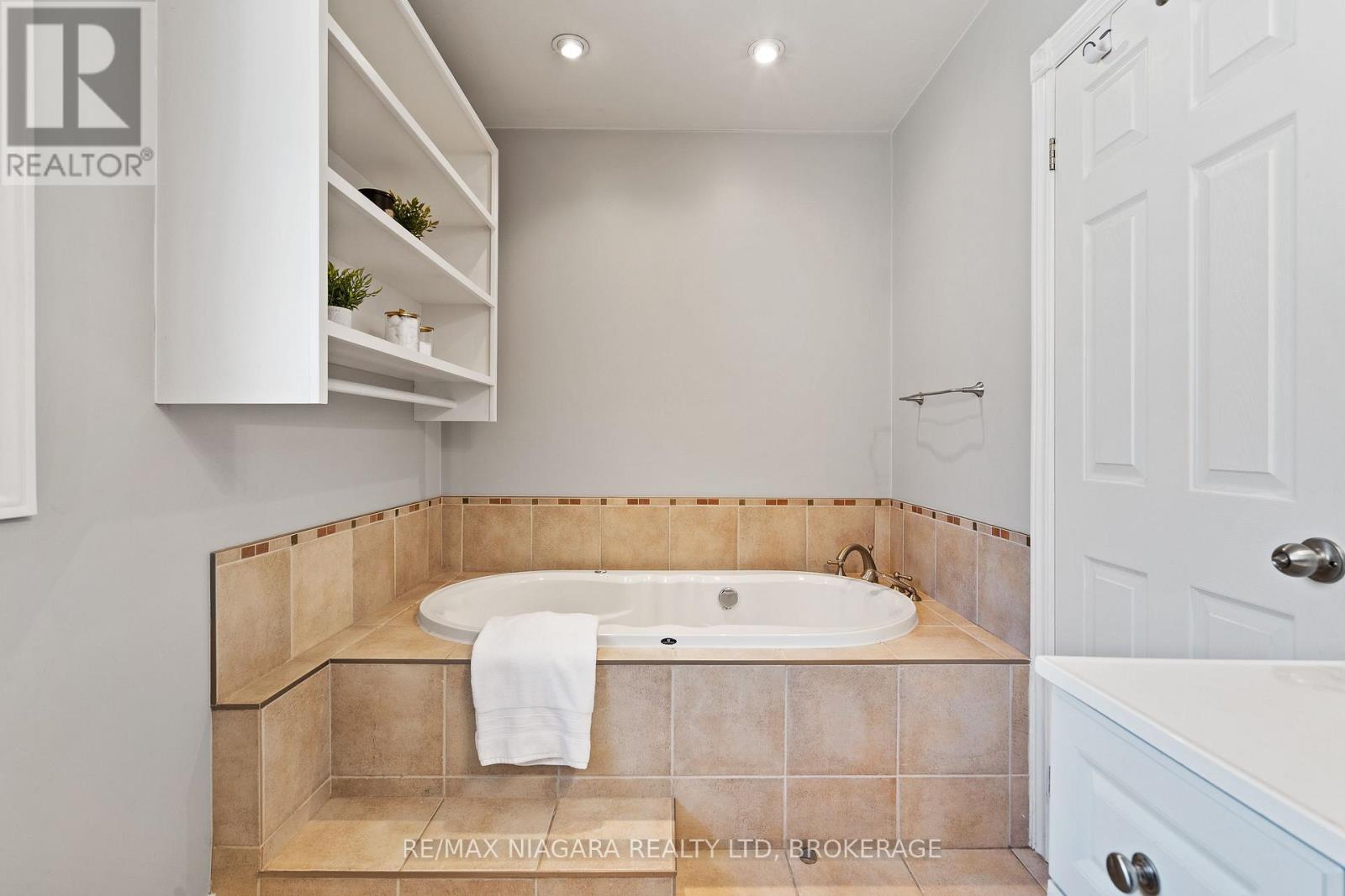 5679 Highland Avenue, Niagara Falls: 4-piece bathroom with Jacuzzi tub