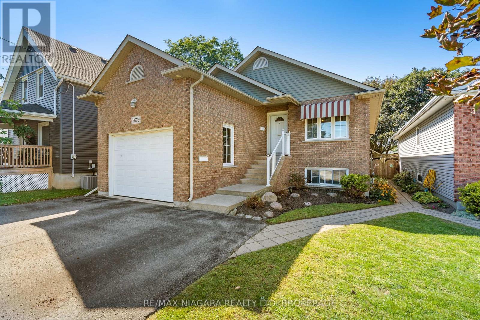 5679 Highland Avenue, Niagara Falls: Front exterior with garage