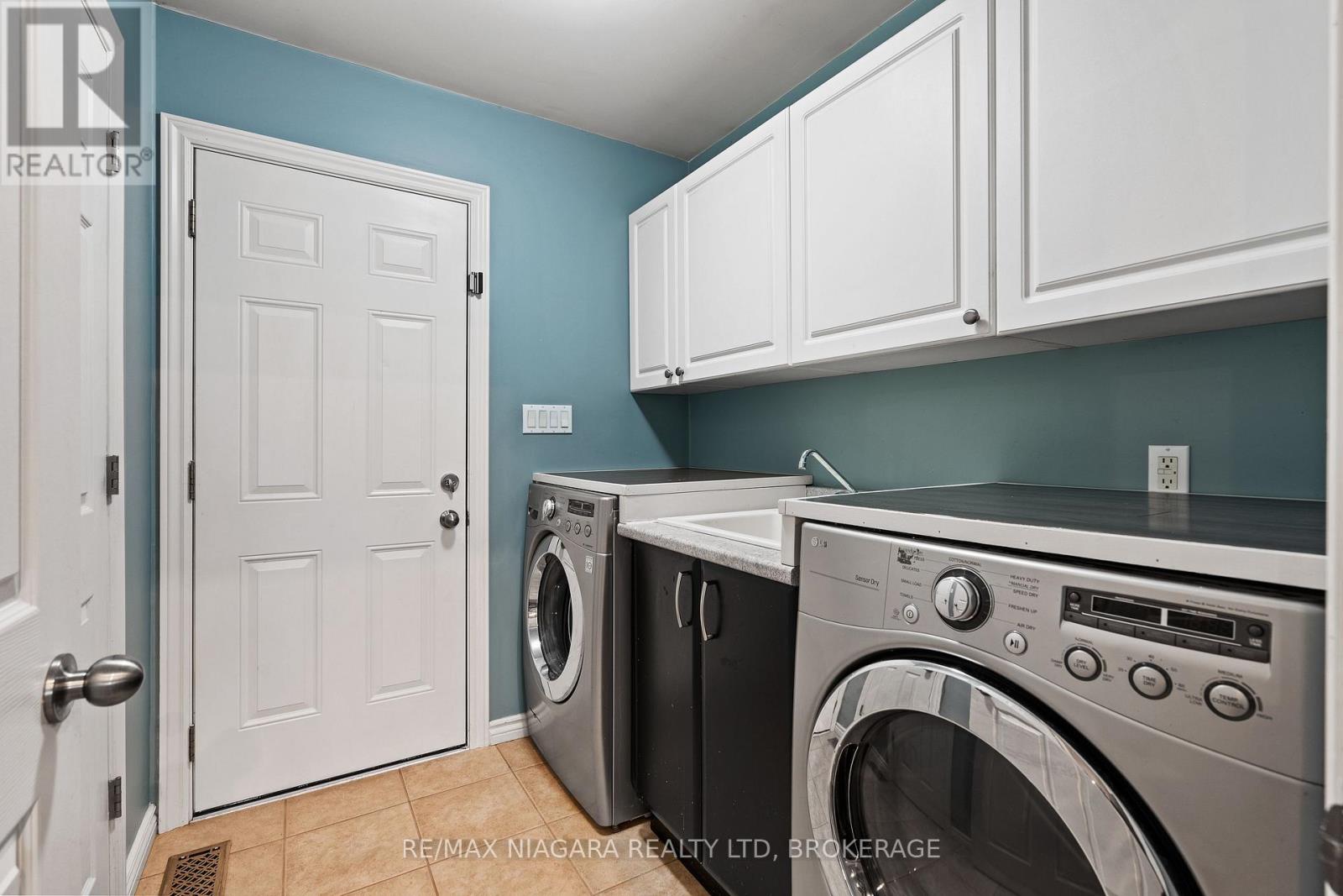 5679 Highland Avenue, Niagara Falls: Main floor laundry