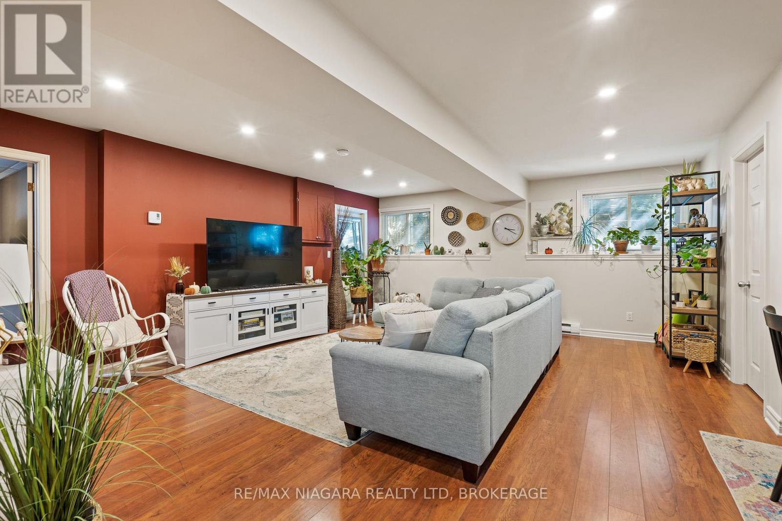 5679 Highland Avenue, Niagara Falls: Lower level living room