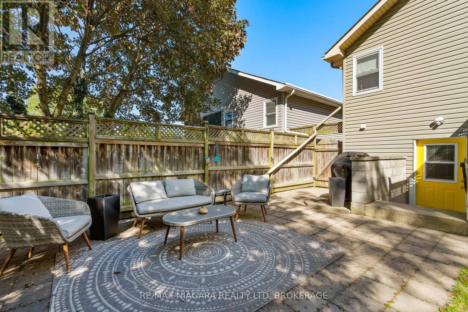 5679 Highland Avenue, Niagara Falls: Backyard patio