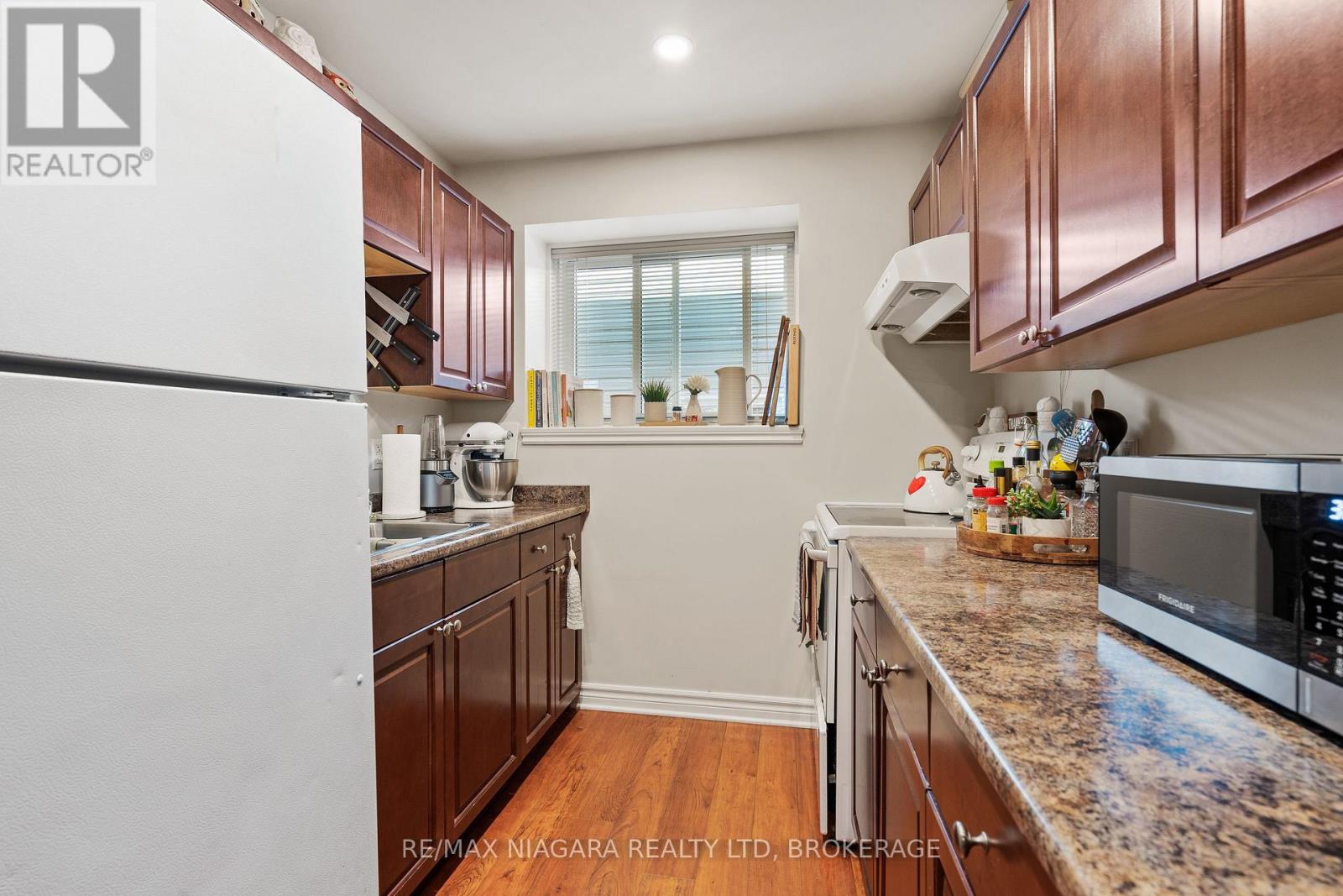 5679 Highland Avenue, Niagara Falls: Lower level kitchen