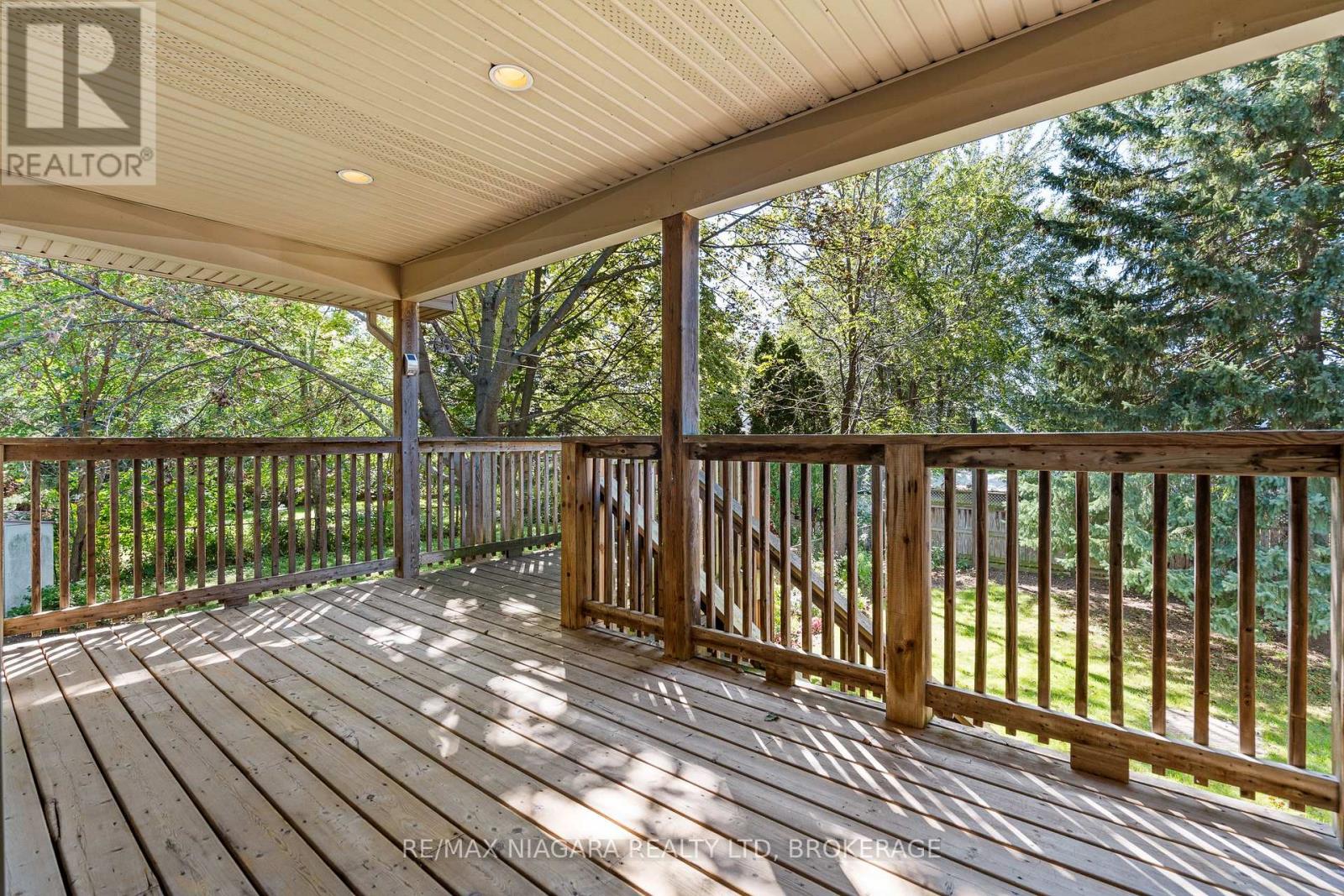 5679 Highland Avenue, Niagara Falls: Covered patio