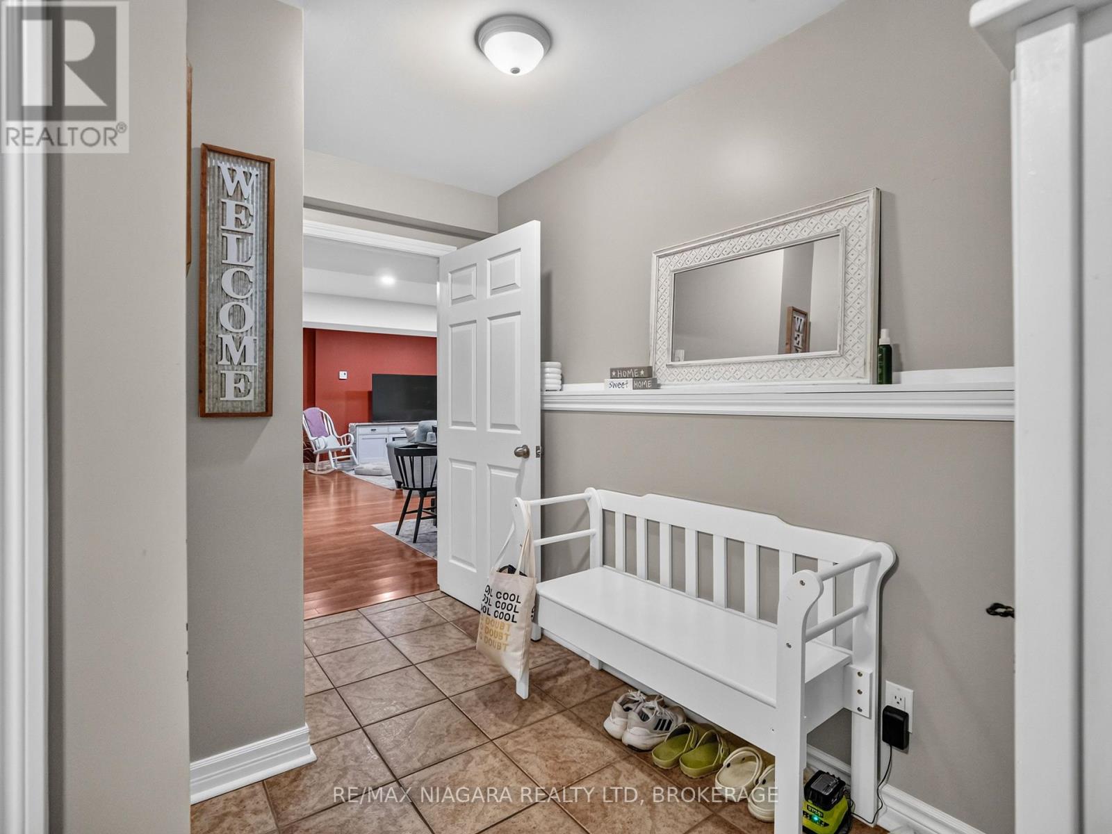 5679 Highland Avenue, Niagara Falls: Lower level foyer