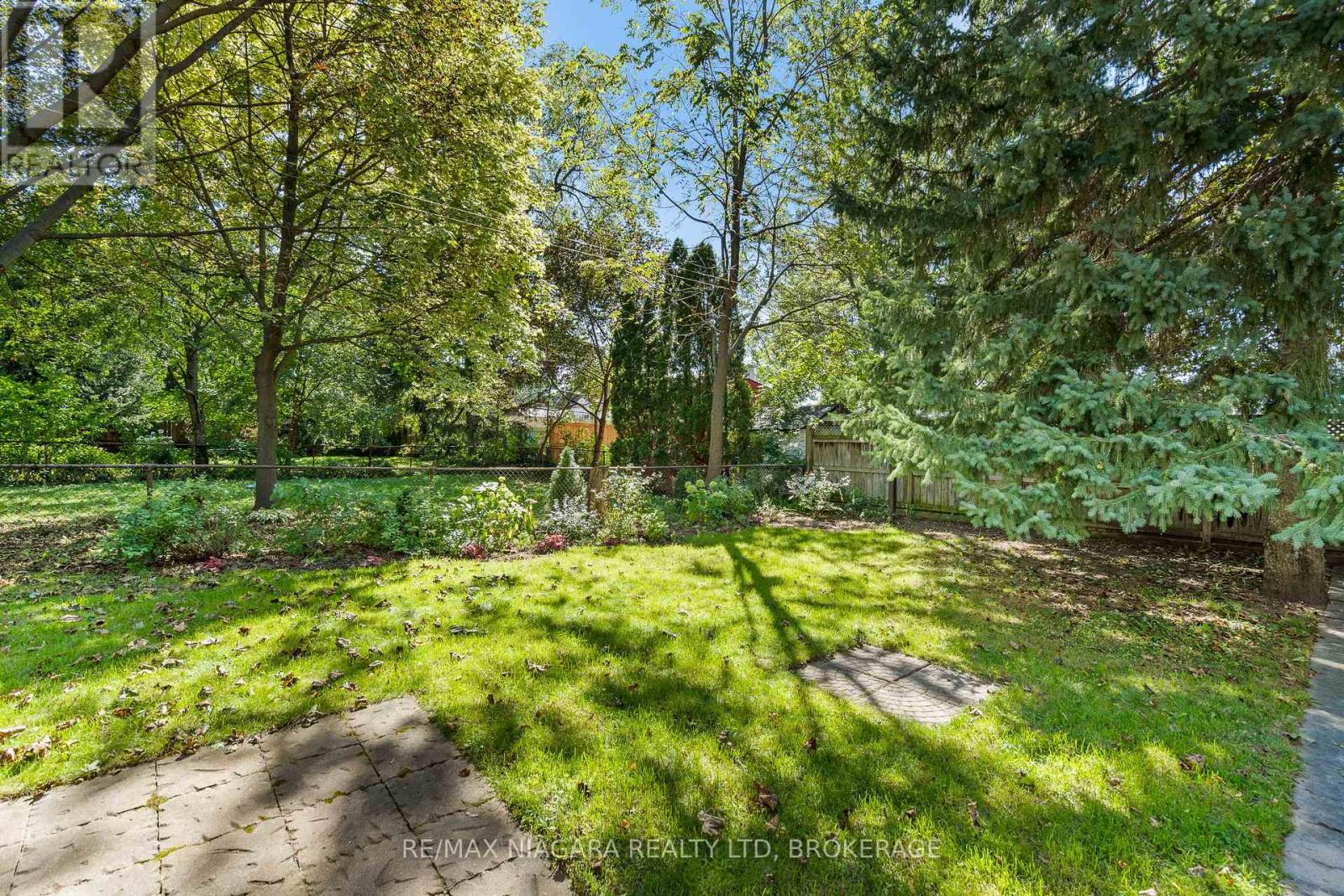 5679 Highland Avenue, Niagara Falls: Fenced backyard