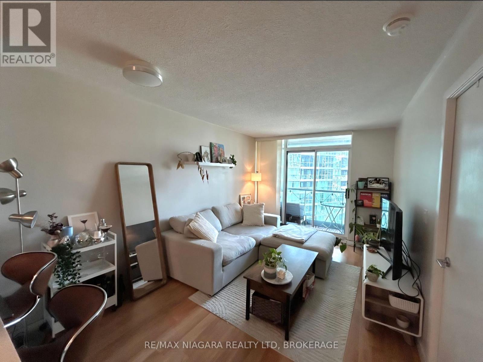 219 Fort York Boulevard Unit 619, Toronto: Living room