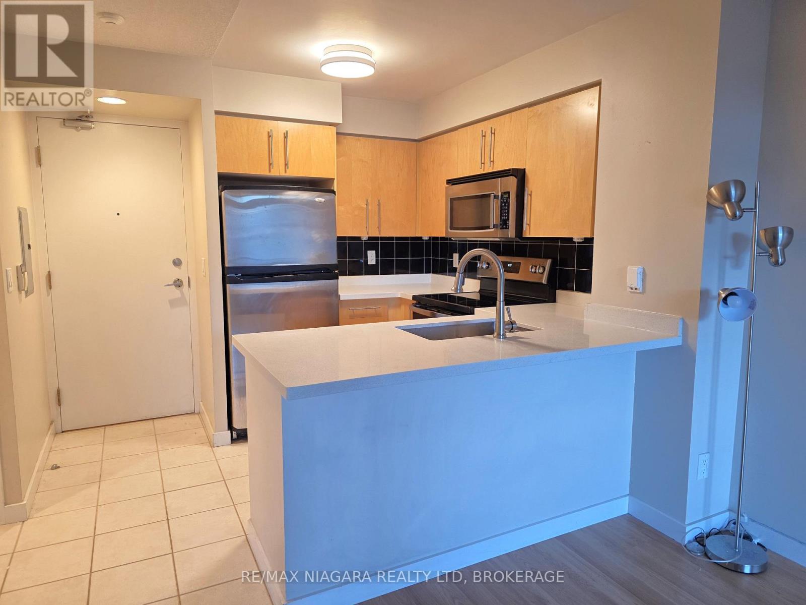 219 Fort York Boulevard Unit 619, Toronto: Kitchen