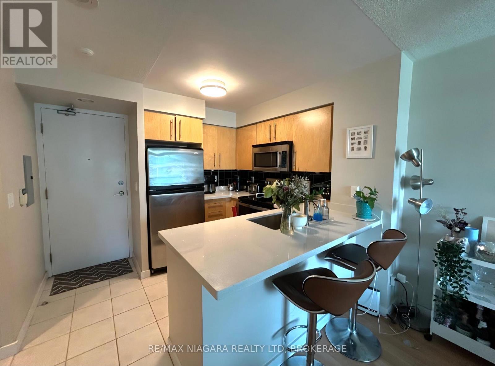 219 Fort York Boulevard Unit 619, Toronto: Kitchen with breakfast bar