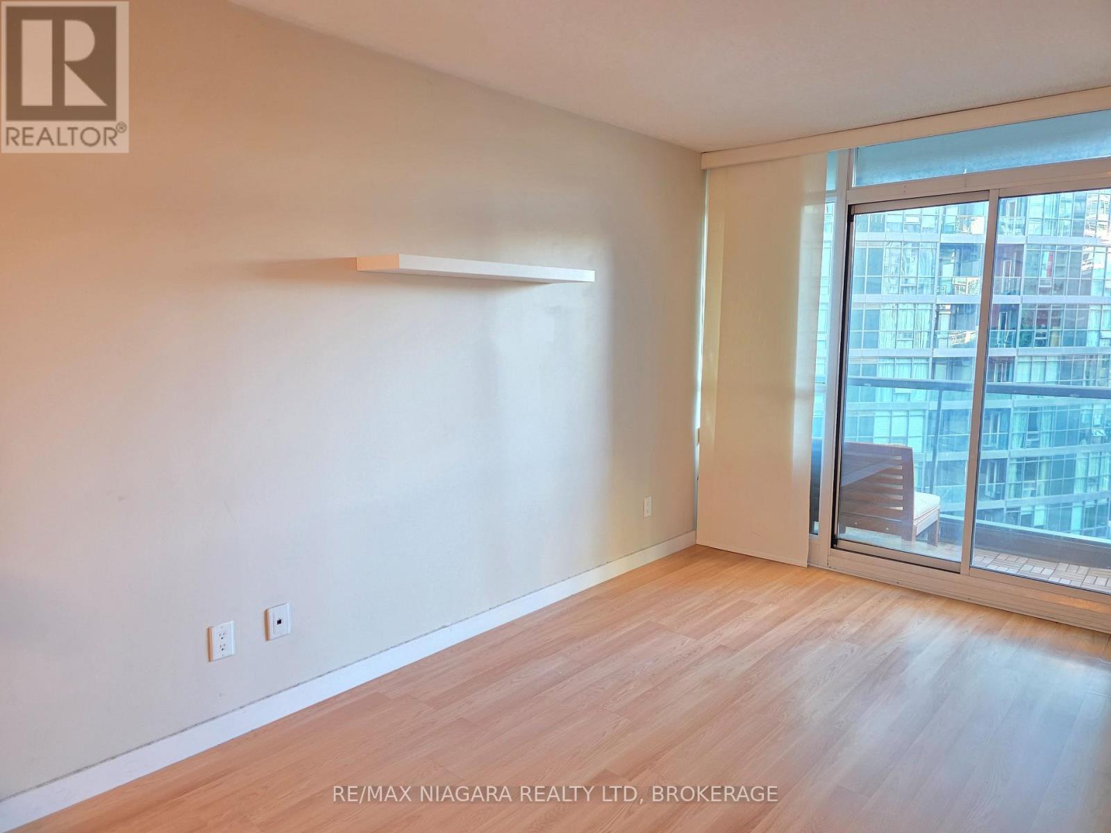 219 Fort York Boulevard Unit 619, Toronto: Living room