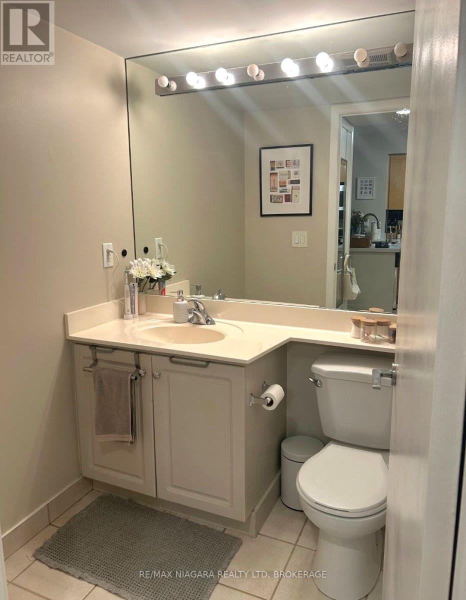 219 Fort York Boulevard Unit 619, Toronto: Bathroom