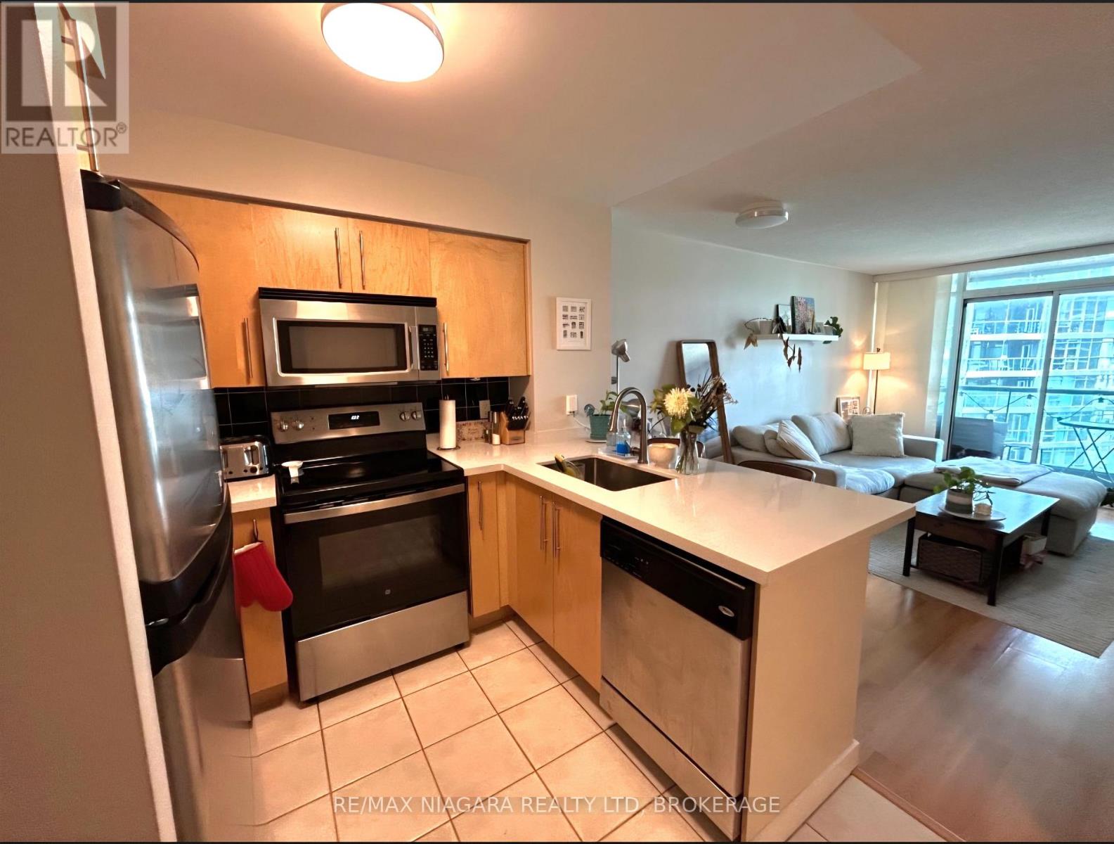 219 Fort York Boulevard Unit 619, Toronto: Kitchen and living area