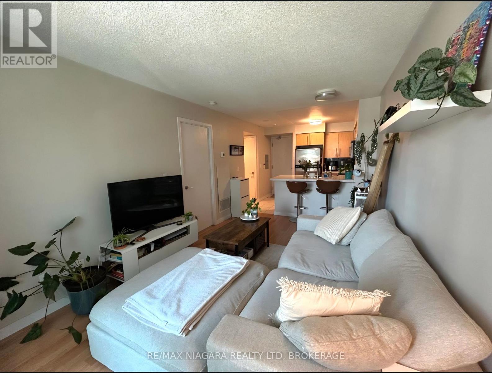 219 Fort York Boulevard Unit 619, Toronto: Living room