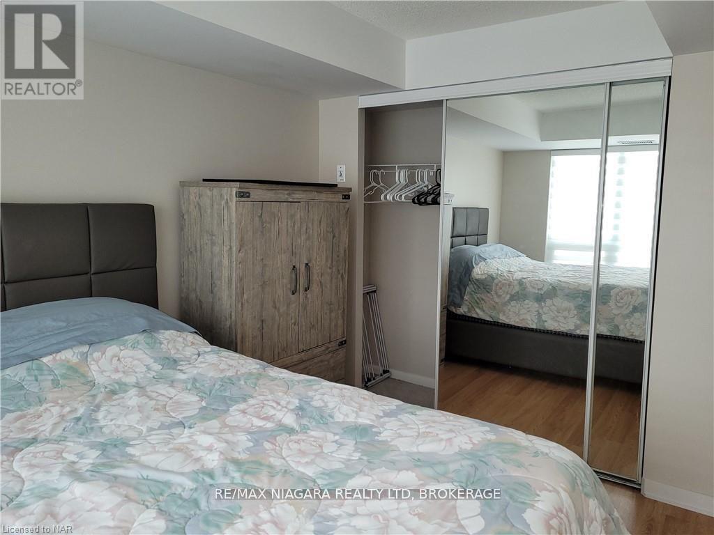 219 Fort York Boulevard Unit 619, Toronto: Bedroom with mirrored closet