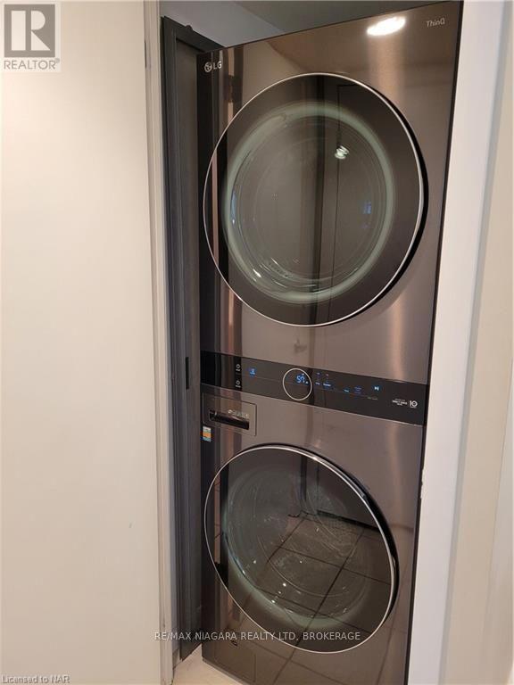 219 Fort York Boulevard Unit 619, Toronto: In-suite laundry