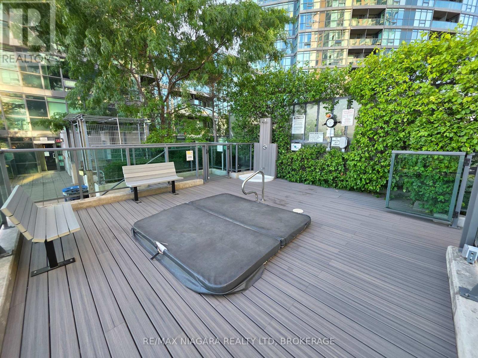 219 Fort York Boulevard Unit 619, Toronto: Outdoor terrace with hot tub