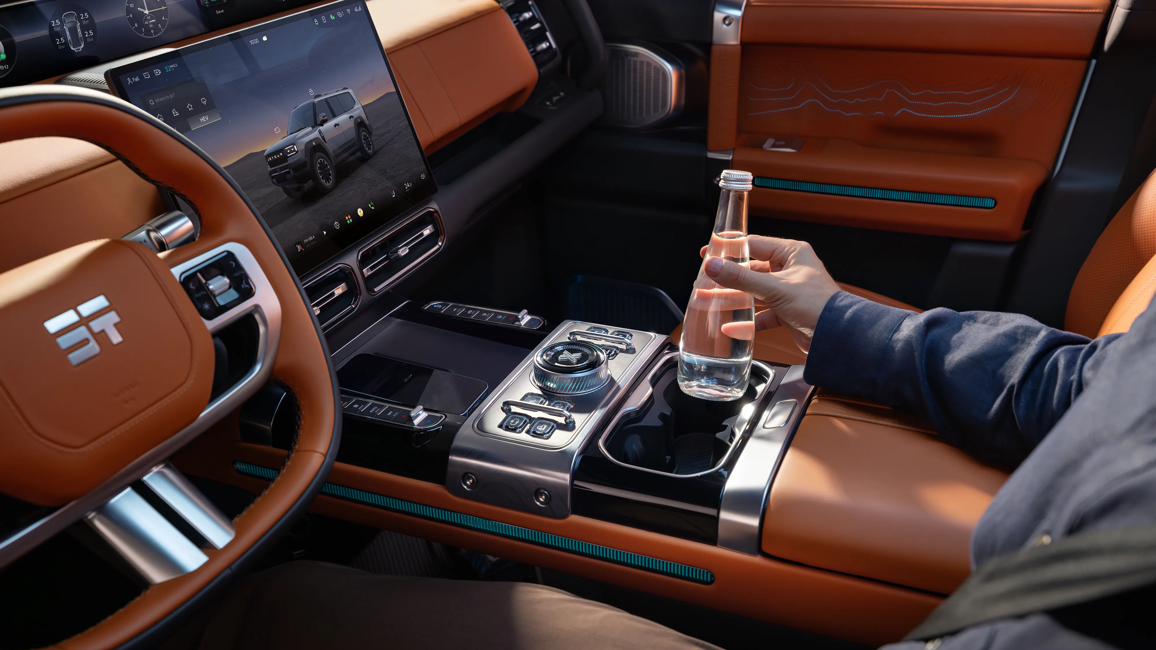 Jetour G700 wireless charging and centre console storage