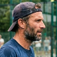 Portrait d'un sportif homme d'une quarantaine d'année, transpirant, avec casquette à l'envers
