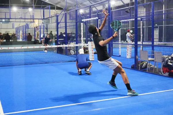 Pourquoi ton smash au padel ne fait peur à personne (et comment y remédier) ?