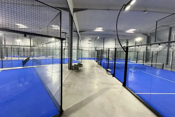 Trouve des joueurs de padel sur Fullmotiv et réserve un terrain au Smash Padel à Saint-Denis-en-Val, Loiret