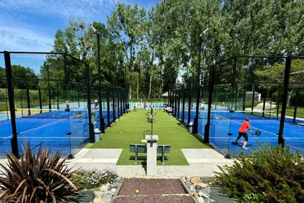 Trouve des joueurs de padel sur Fullmotiv et réserve un terrain au centre sportif Les Peupliers à La Barthe-de-Neste