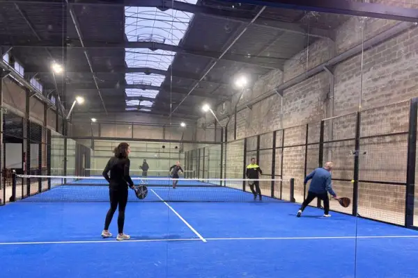 Trouve des joueurs de padel sur Fullmotiv et réserve un terrain au Padel Indoor Mende en Lozère