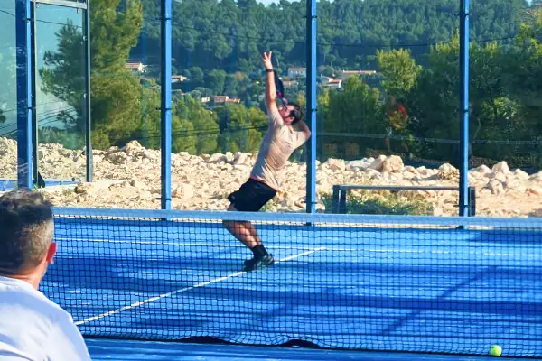 Trouve des joueurs de padel sur Fullmotiv et réserve à l'AS Tennis Padel Ceyreste