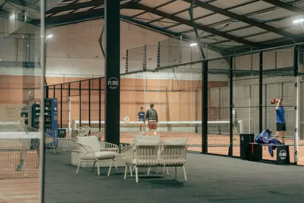 Trouve des joueurs de padel sur Fullmotiv et réserve un terrain à Pure Padel à La Roche-sur-Yon