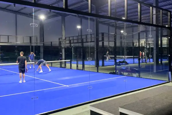Trouve des joueurs de padel sur Fullmotiv et réserve un terrain à la Tribu Padel à Saint-Rémy-sur-Durolle, Puy-de-Dôme