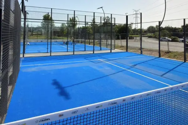 Trouve des joueurs de padel sur Fullmotiv et réserve un terrain à l'US Changé Tennis près de Laval
