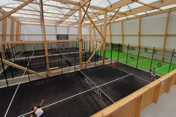 Le Local à Theix-Noyalo - Le complexe de padel avec 4 terrains couverts et 2 terrains en extérieur à l'Est de Vannes
