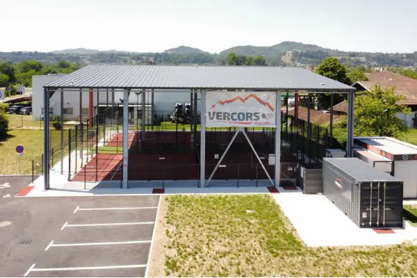 Vercors Padel à Vinay - Club autonome avec 2 terrains de padel couverts disponibles à partir de 06h00