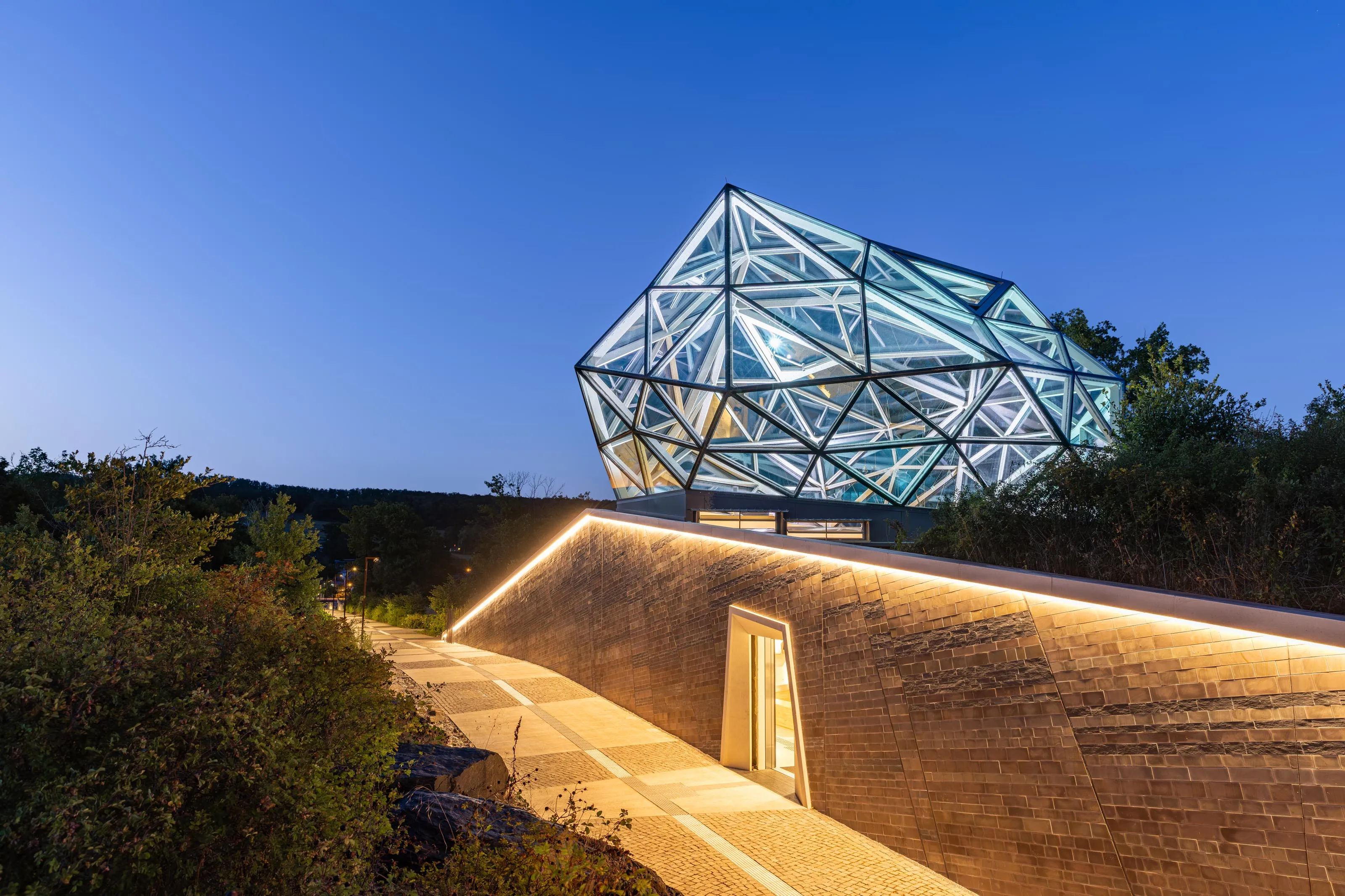 der gläserne Fels auf der Loreley Architekturfotografie am Abend