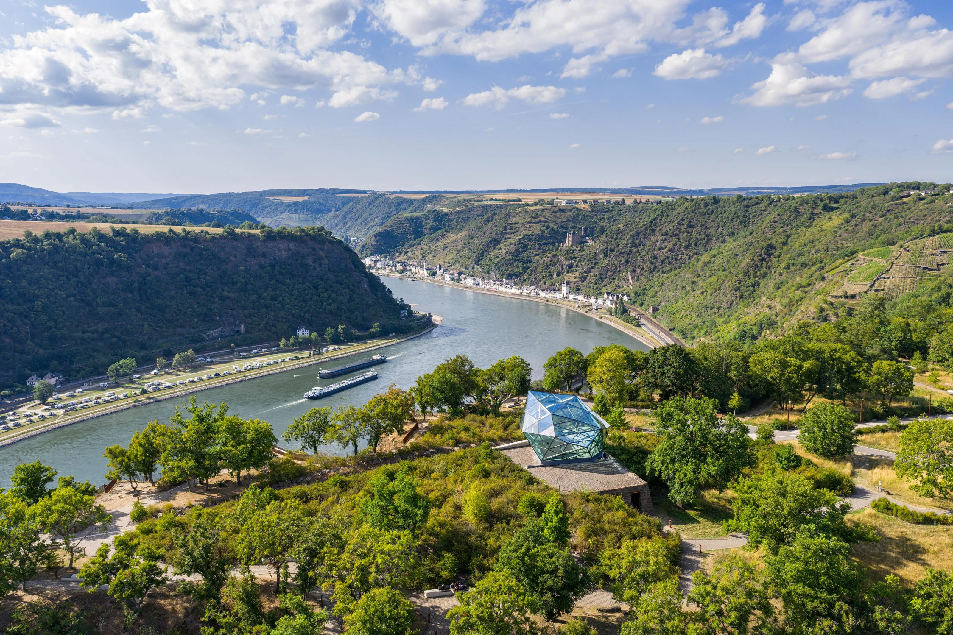 der gläserne Fels auf der Loreley aus der Luft, Drohnenaufnahme
