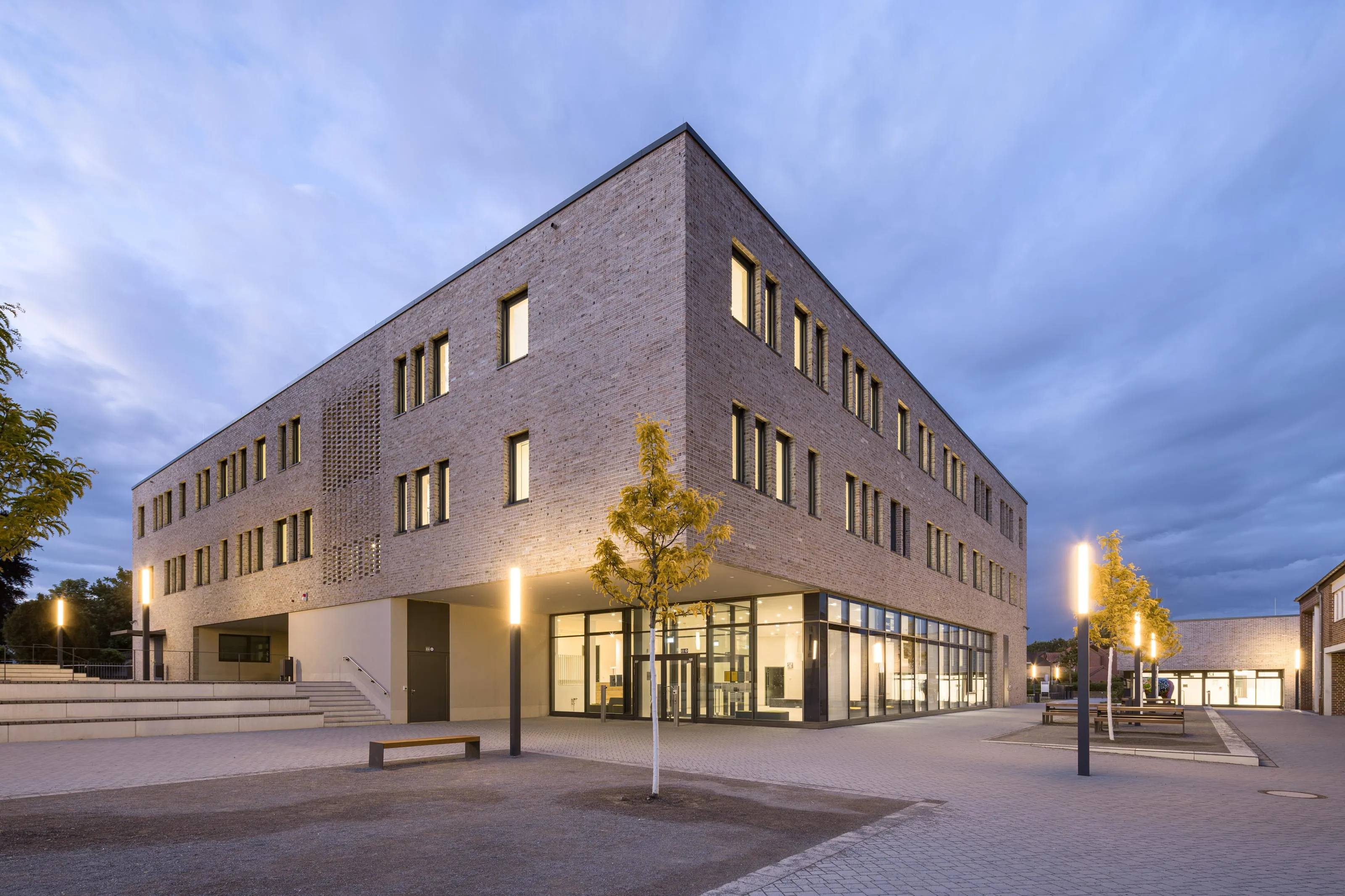 Arnold-Freymuth-Schule in Hamm für Schmidt Ploecker Architekten, Abendaufnahme blaue Stunde