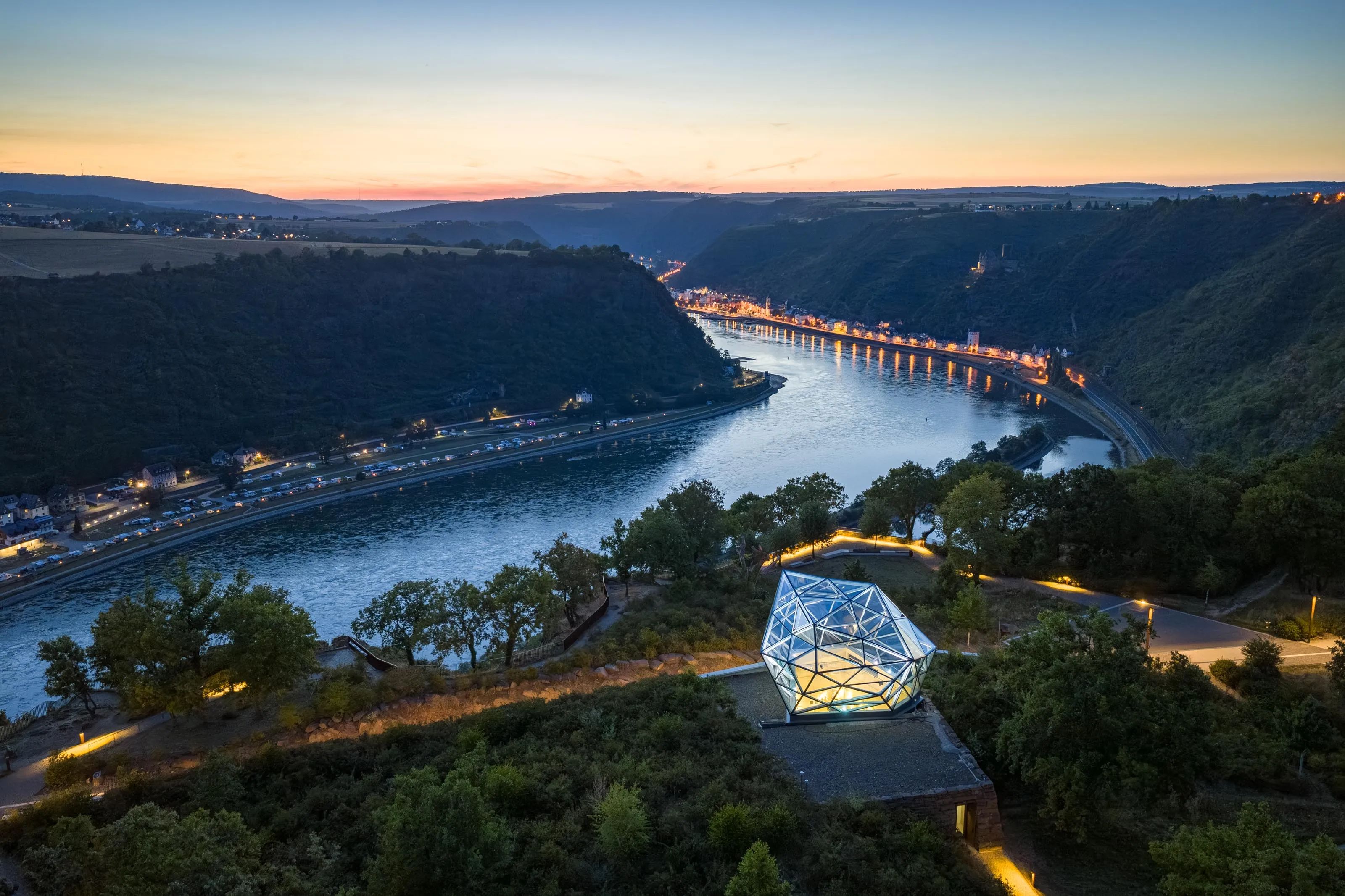 der gläserne Fels auf der Loreley aus der Luft, Drohnenaufnahme am Abend zur blauen Stunde