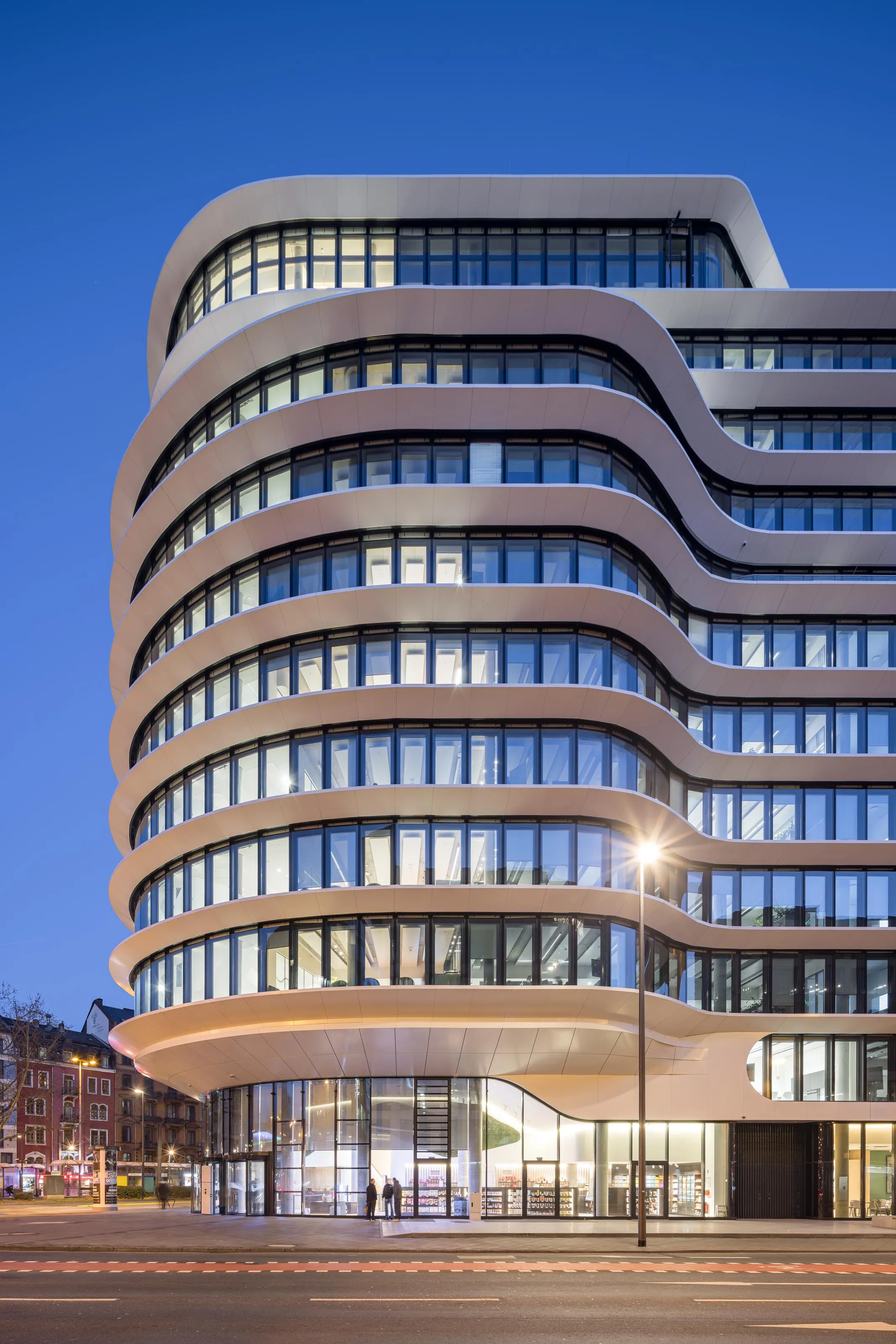 Architekturfotografie des Bürogebäudes Das Kreisler in Frankfurt am Baseler Platz, Abendaufnahme am Eingangsbereich