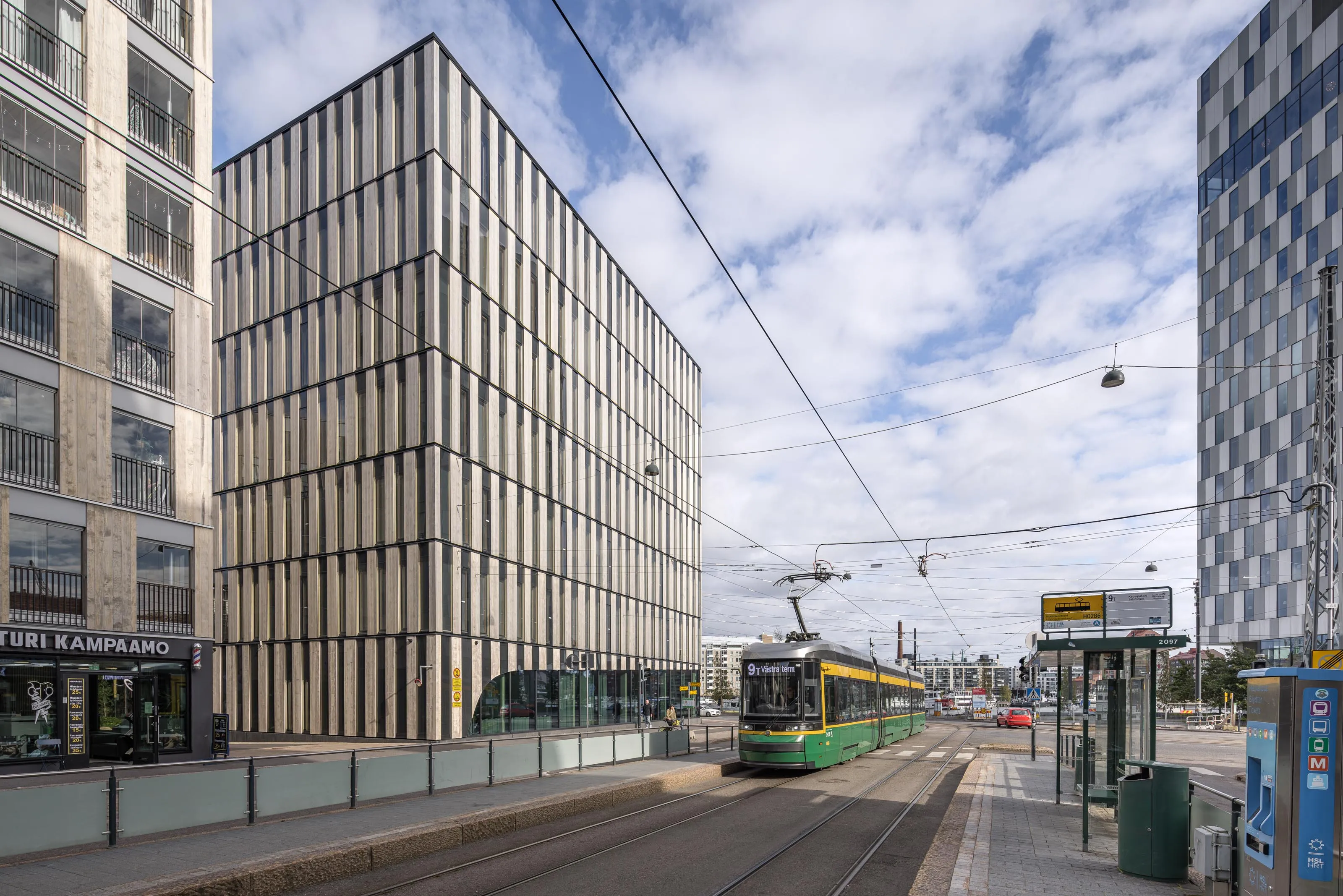 Architekturfotografie in Helsinki vom Projekt Wood City II für Union Investment, Außenaufnahme mit Strassenbahn