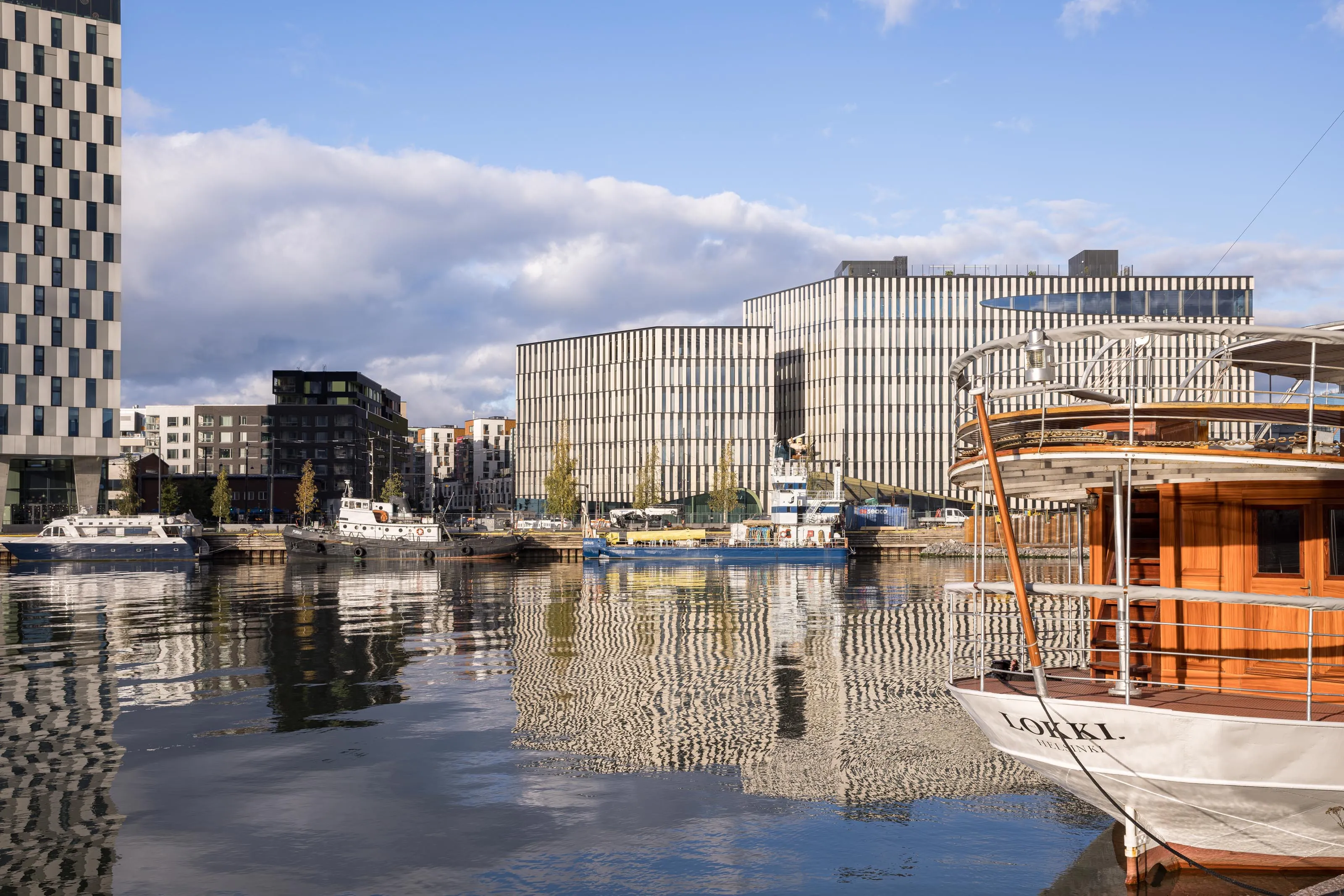 Architekturfotografie in Helsinki vom Projekt Wood City II für Union Investment, Außenaufnahme mit Hafen